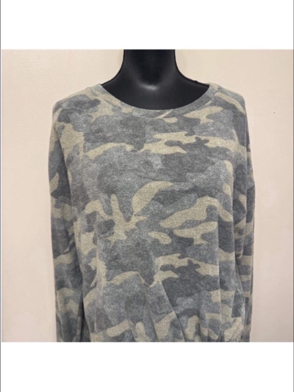 Socialite Women’s Gray & Green  Camouflage Crewneck Sweatshirt M